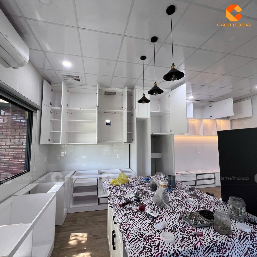 Hình ảnh chụp thực tế bàn giao tủ bếp màu trắng cao cấp 
