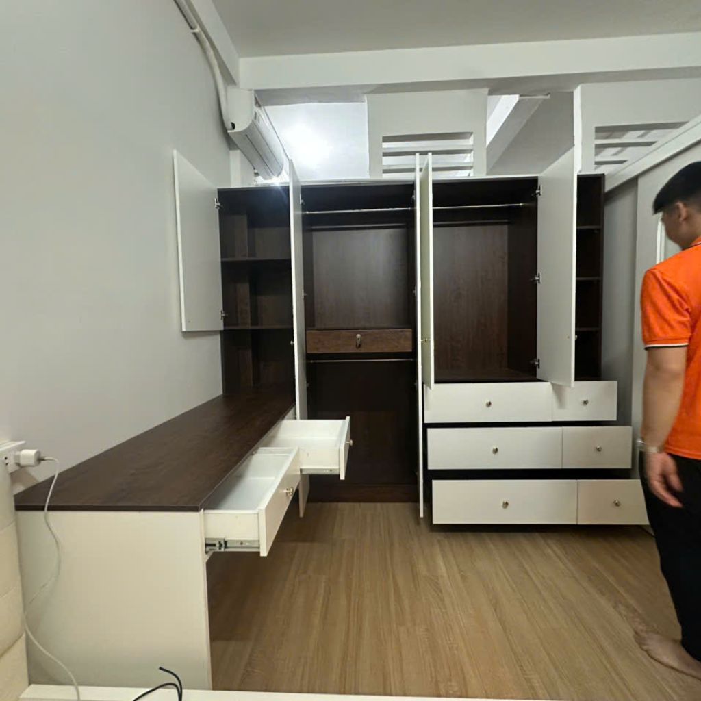 Bàn làm việc liền kế với tủ tối ưu cho không gian phòng