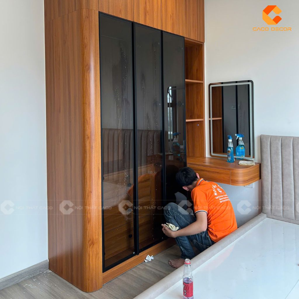 Hình ảnh đội ngũ thi công hoàn thiện phòng ngủ