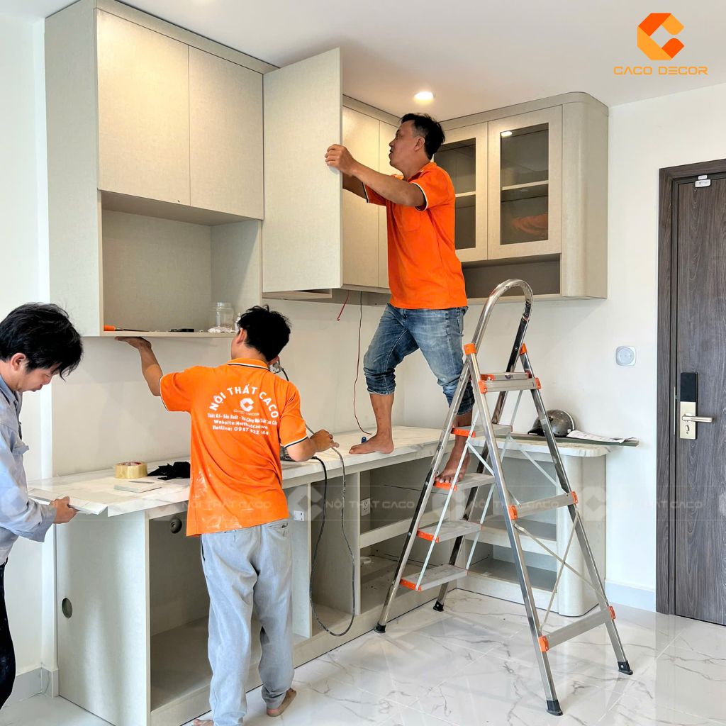 Hình ảnh nhân viên kỹ thuật hoàn thiện tủ bếp