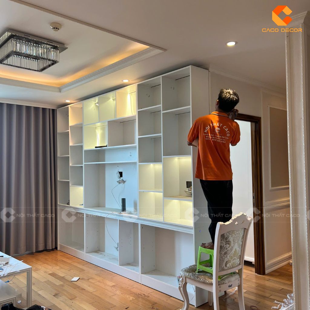 Hình ảnh đội ngũ thi công đang hoàn thiệt tủ kệ tivi 