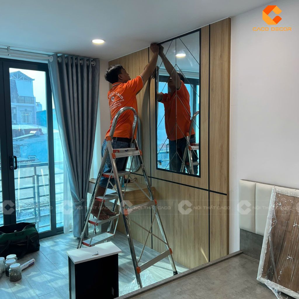 Nhân viên hoàn thiện nội thất chuẩn bị bàn giao 