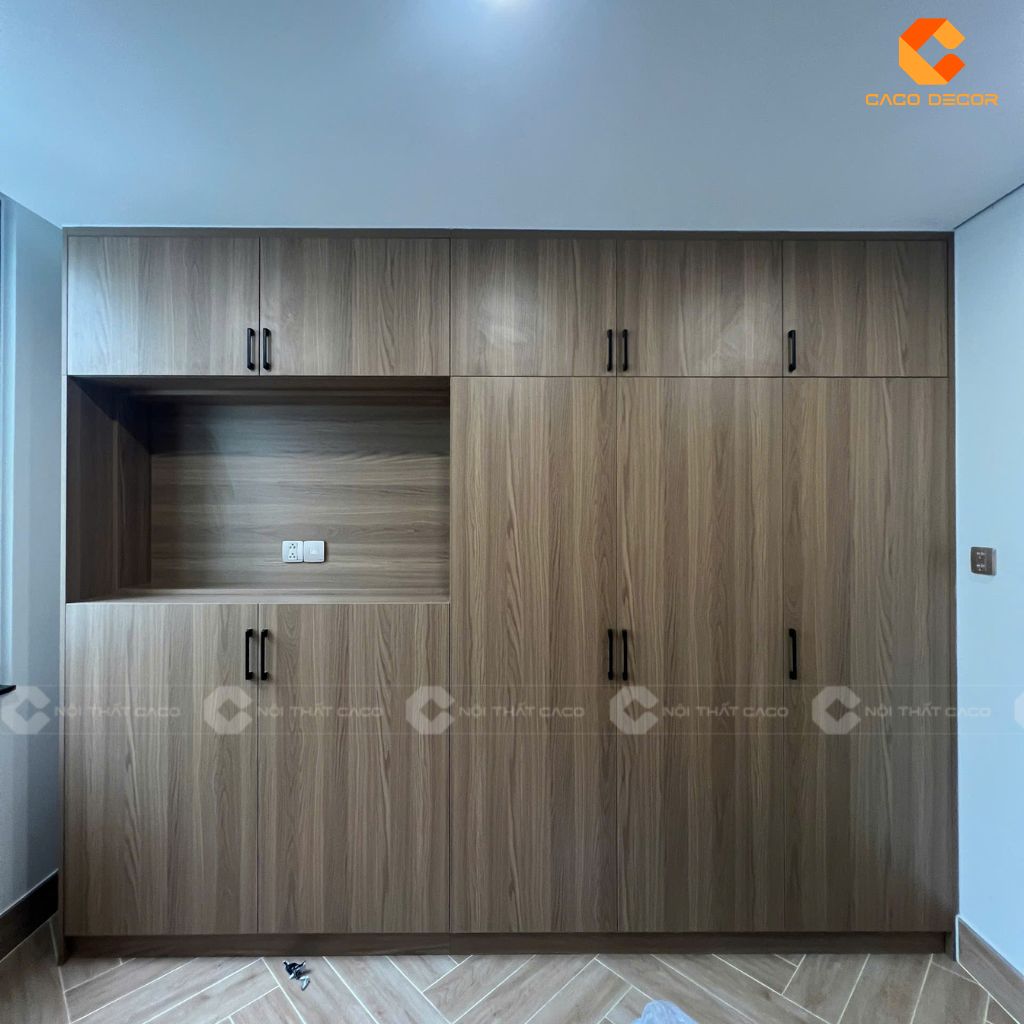 Tủ quần áo kịch trần phòng 2 kết hợp với kệ tivi